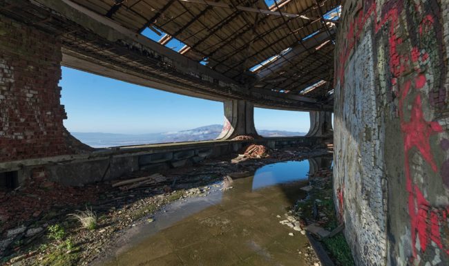 urban-urbex-exploration-bulgarie-bouzloudja-communisme-buzludzha-couloir