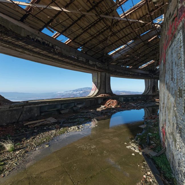 urban-urbex-exploration-bulgarie-bouzloudja-communisme-buzludzha-couloir