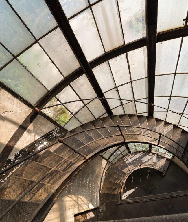 urbex-urban-exploration-hongrie-industrie-power-plant-escalier