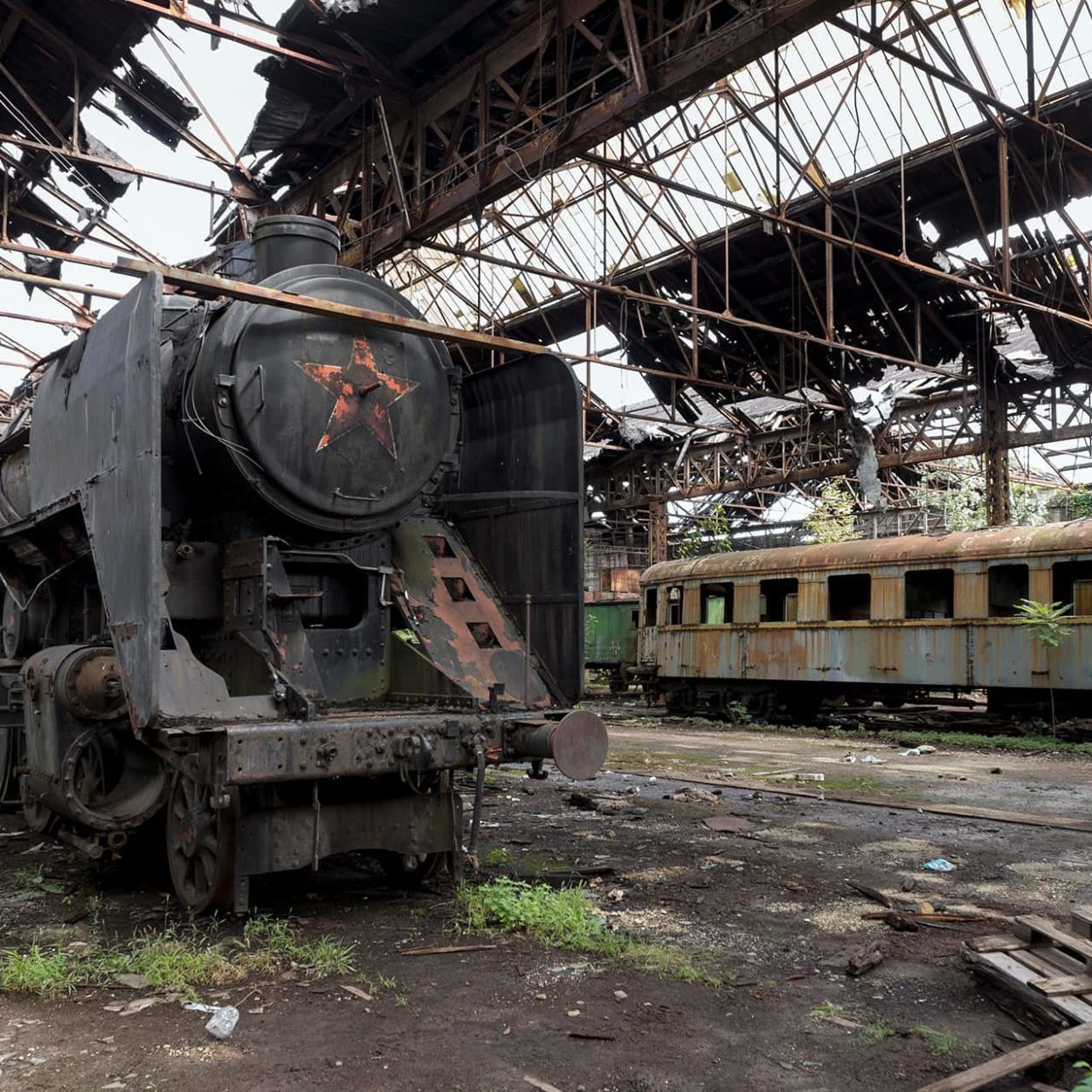 urbex-urban-exploration-hongrie-train-Istvantelek-red-star