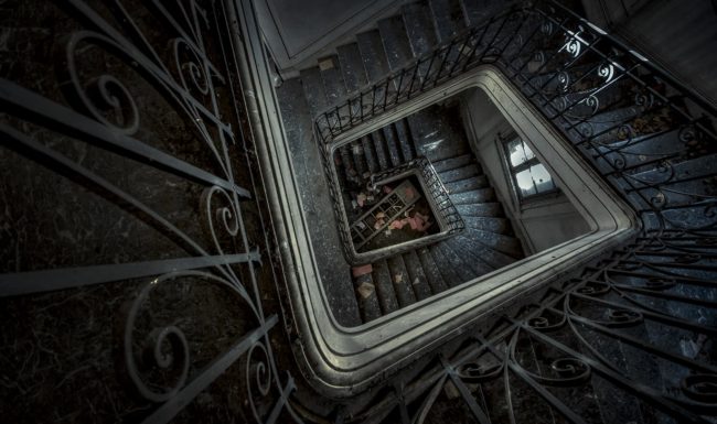 urbex-exploration-france-escalier-dark