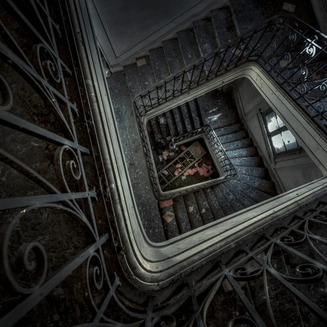 urbex-exploration-france-escalier-dark