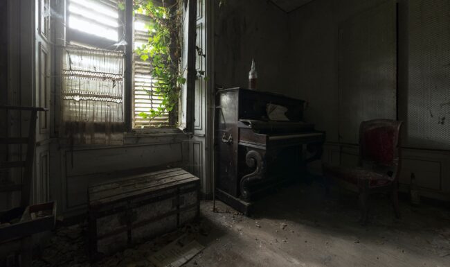 urbex-exploration-france-faucheuse-piano-alcool