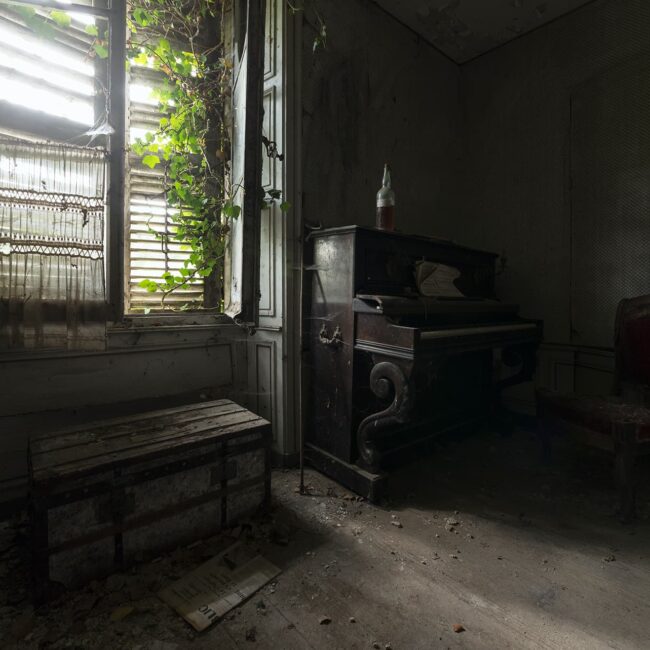 urbex-exploration-france-faucheuse-piano-alcool