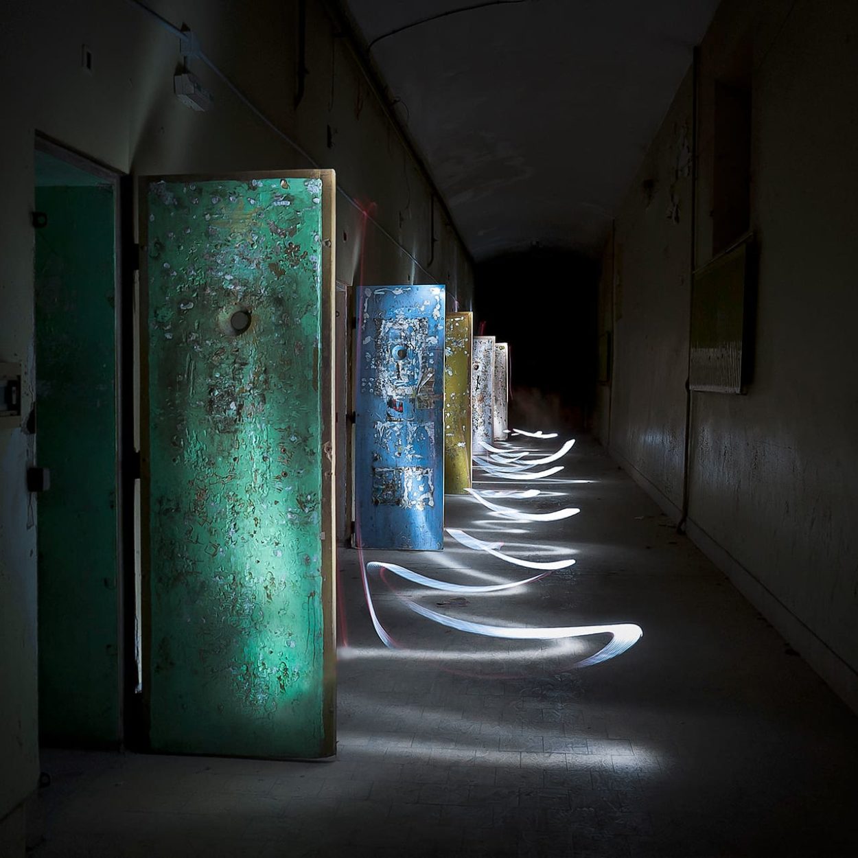 urbex-exploration-france-prison-avignon-lightpainting-porte