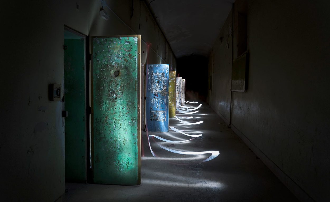 urbex-exploration-france-prison-avignon-lightpainting-porte