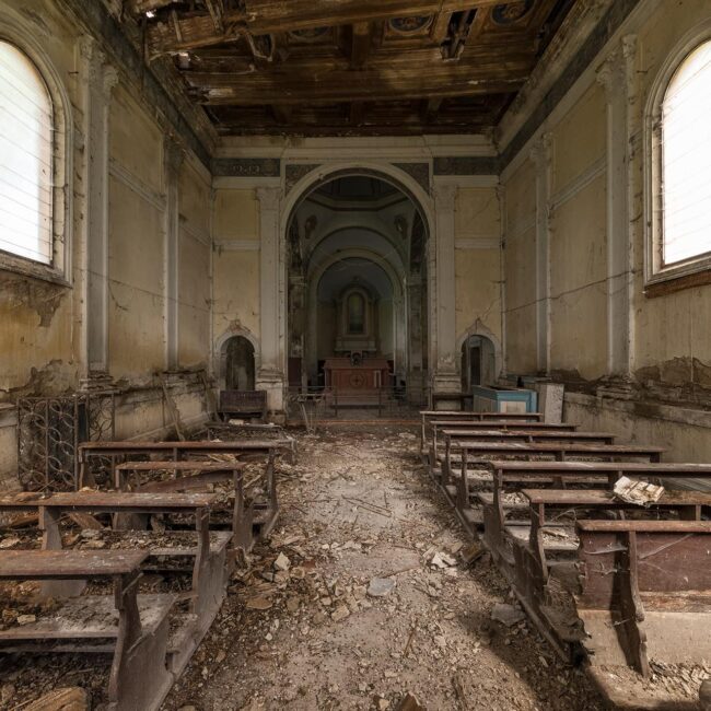 urbex-exploration-italie-eglise-chiesa-tracteur