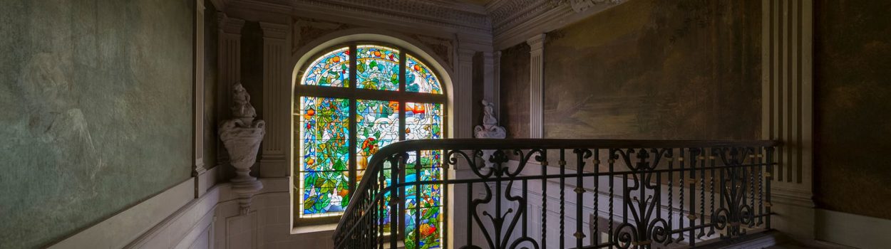 urbex-france-chateau-grenouille-escalier-vitrail