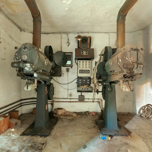 urbex-france-exploration-projecteur-cinema