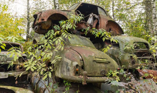 urbex-urban-exploration-austria-graveyard-car-nature-tetris