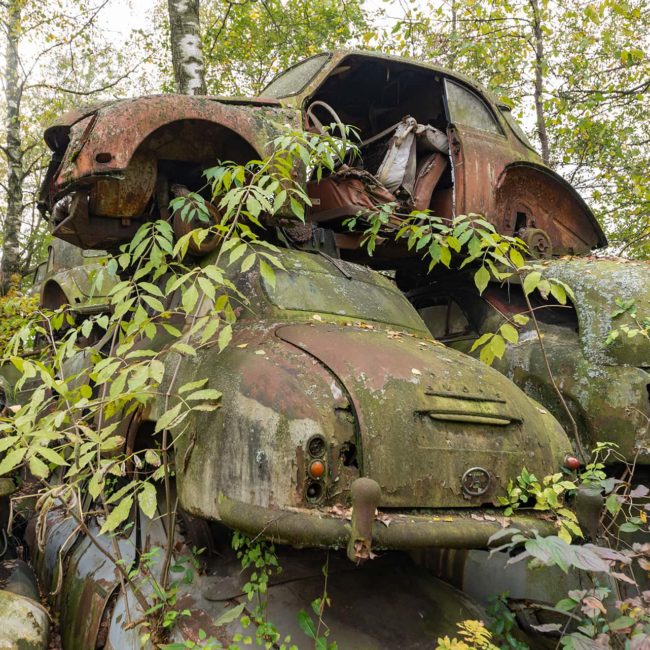 urbex-urban-exploration-austria-graveyard-car-nature-tetris