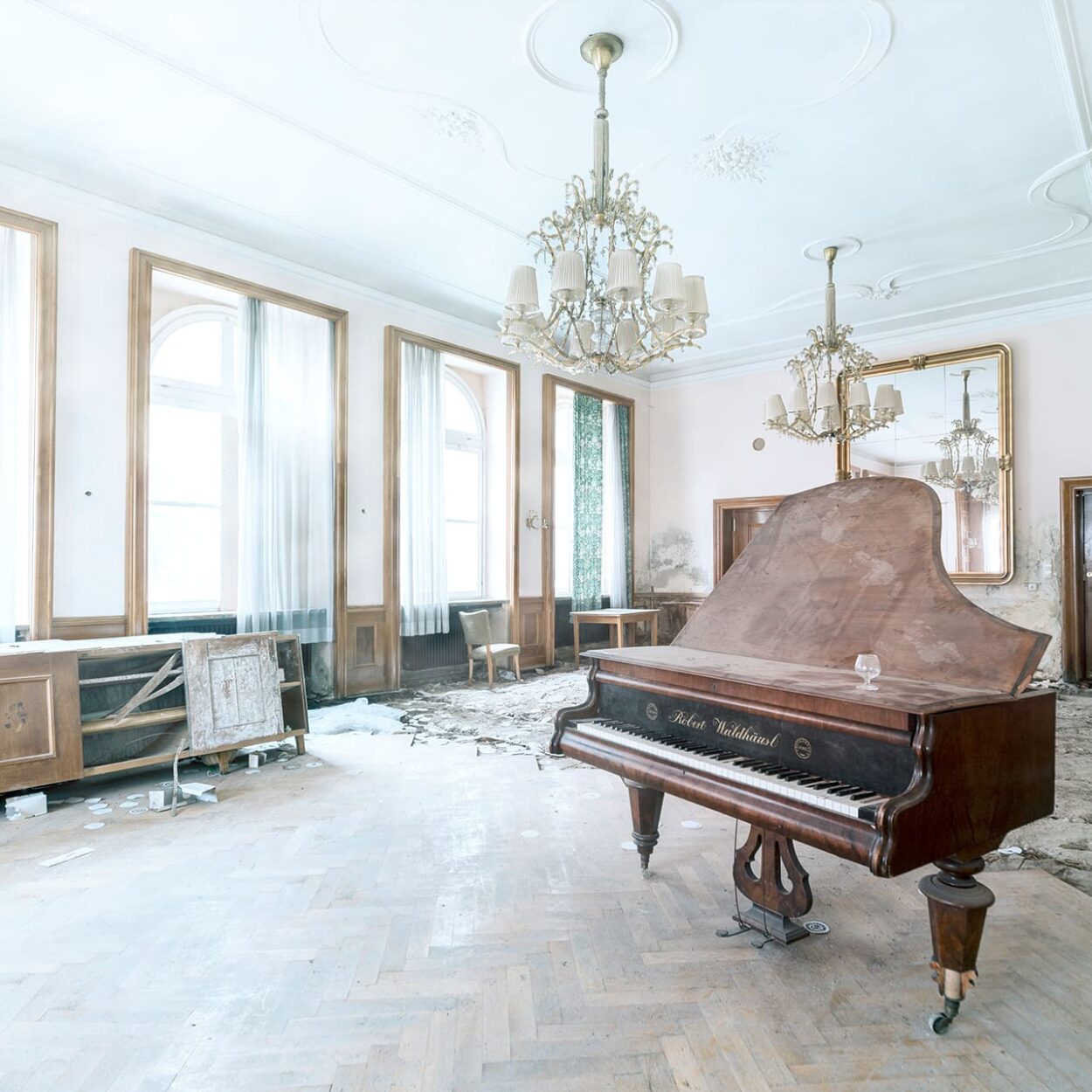 urbex-urban-exploration-austria-hotel-therme-piano