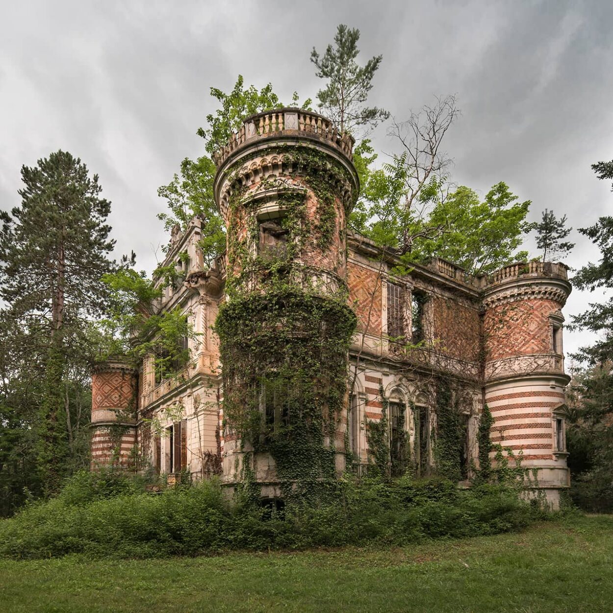 urbex-exploration-france-chateau-echelle-nature