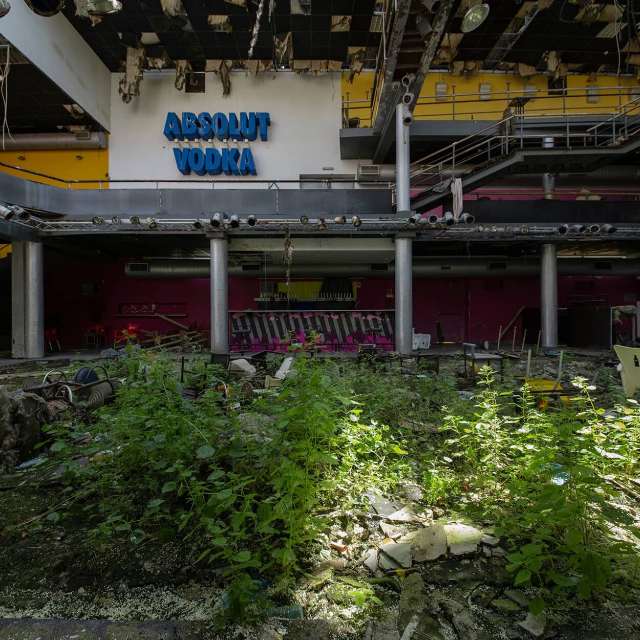 urbex-urban-exploration-portugal-absolut-votka-nightclub-dancing