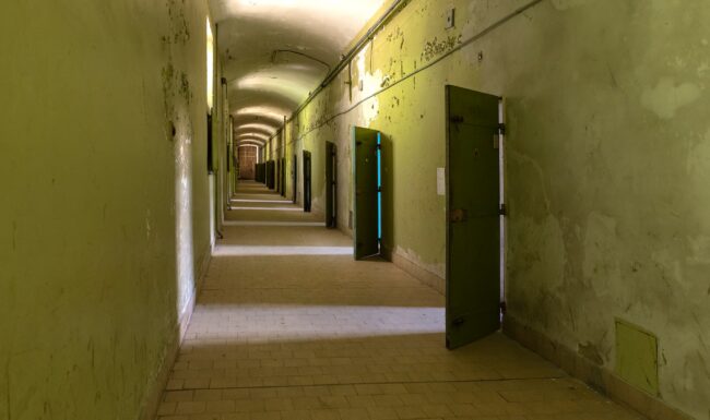 urbex-urban-exploration-avignon-prison-sainte-anne-carceral-couloir