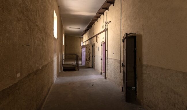 urbex-urban-exploration-avignon-prison-sainte-anne-carceral-couloir