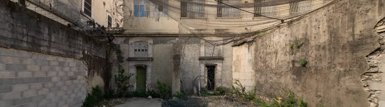 urbex-urban-exploration-avignon-prison-sainte-anne-carceral-cours-grillage