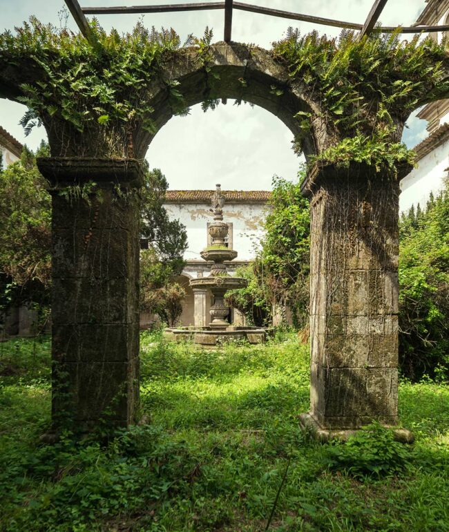 urbex-urban-exploration-portugal-fontaine-cloitre-vegetation