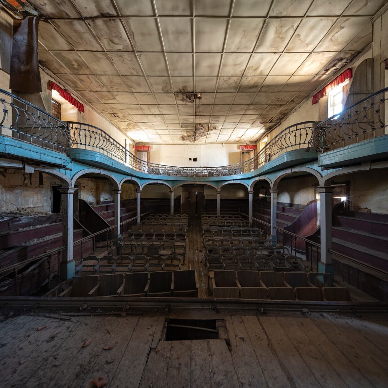 urbex-urban-exploration-portugal-teatro-theatre-bleu