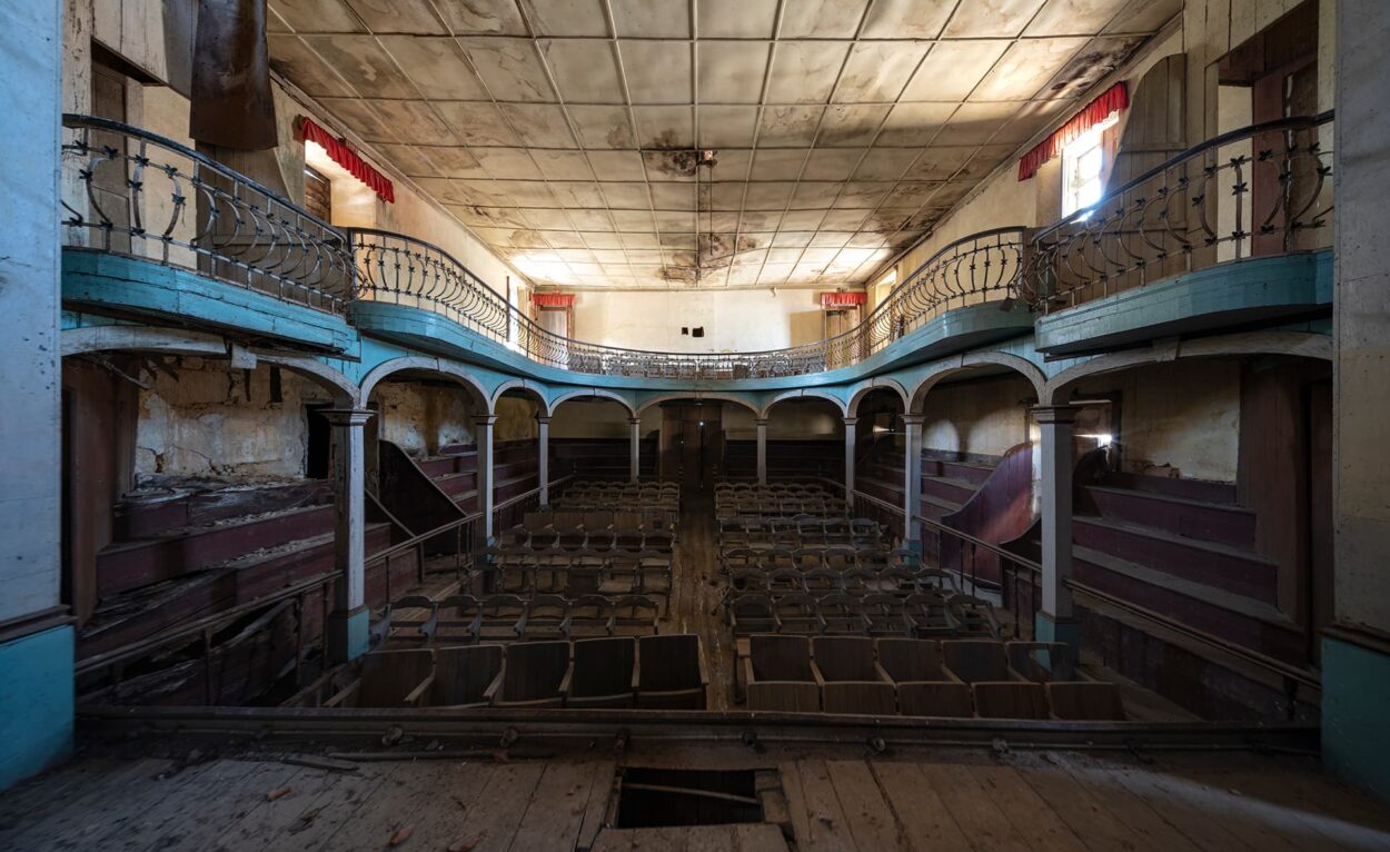 urbex-urban-exploration-portugal-teatro-theatre-bleu