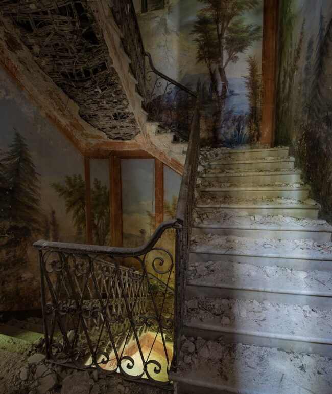 urbex-urban-exploration-italie-villa-escaliers-fresque