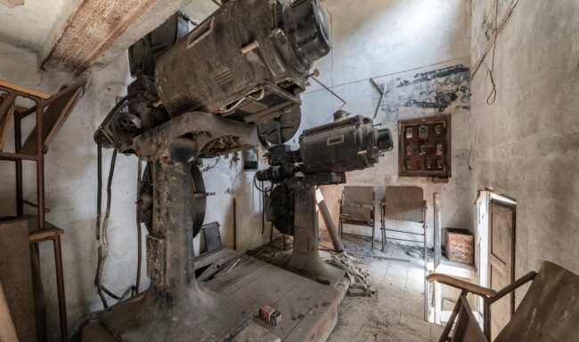 urbex-urban-exploration-italie-cinema-projecteur