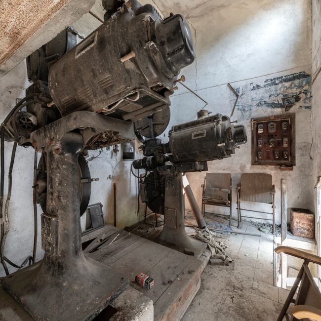 urbex-urban-exploration-italie-cinema-projecteur