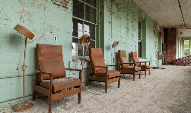 urbex-urban-exploration-usa-army-hospital-armchair-women