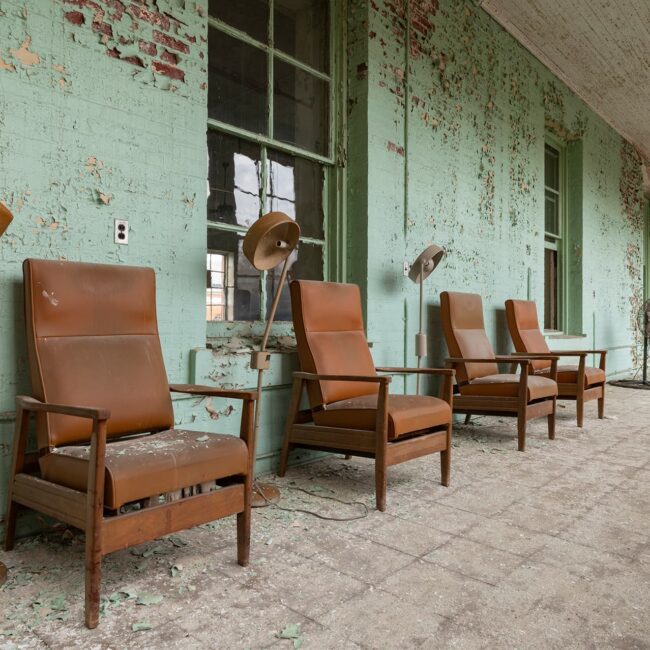 urbex-urban-exploration-usa-army-hospital-armchair-women