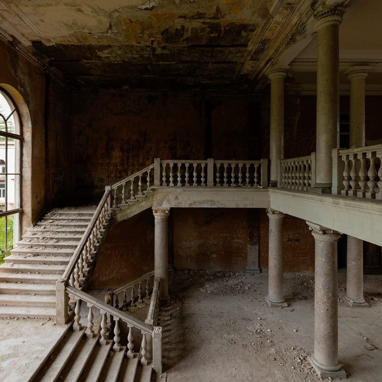 urbex-urban-exploration-georgie-stairs-