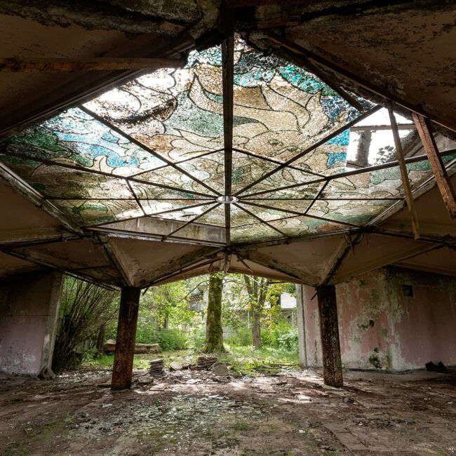 urbex-urban-exploration-georgie-sanatorium-vitrail