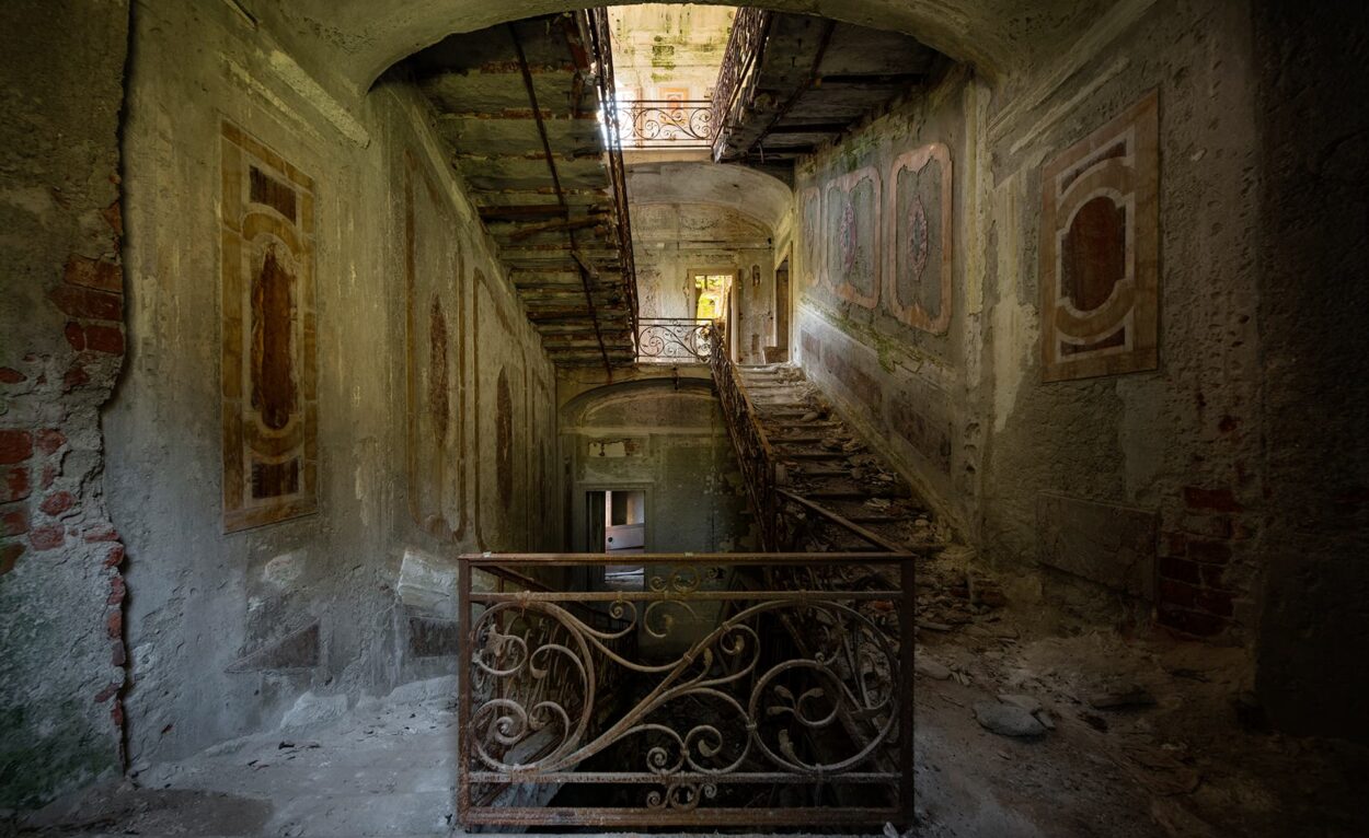 urbex-exploration-italie-villa-poss-escalier