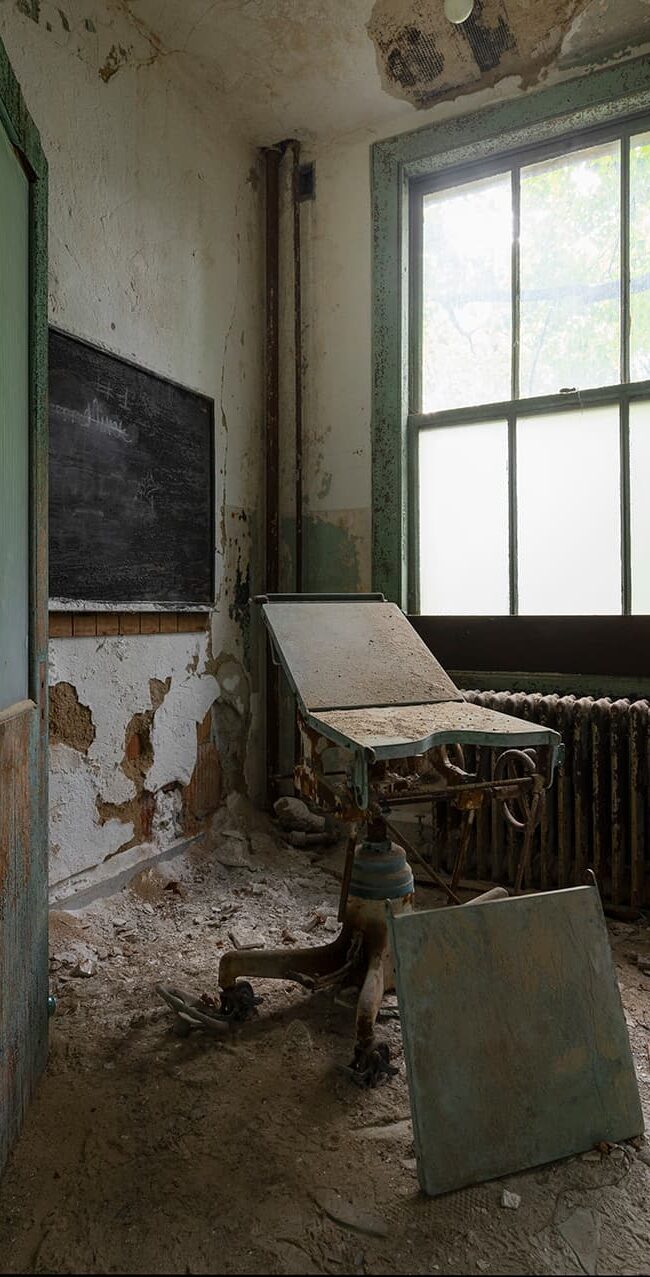 Une ancienne salle médicale perdue dans un immense complexe médical abandonné